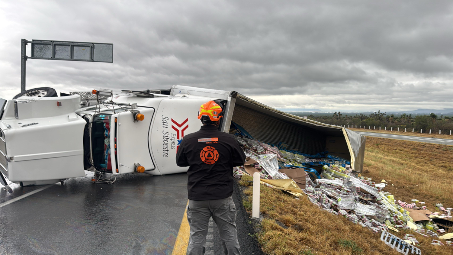 La llovizna y un descuido causan volcadura de tráiler y regadero de bebida «saludable»