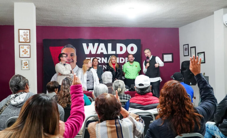 Entrega Waldo aparatos auditivos a personas con discapacidad