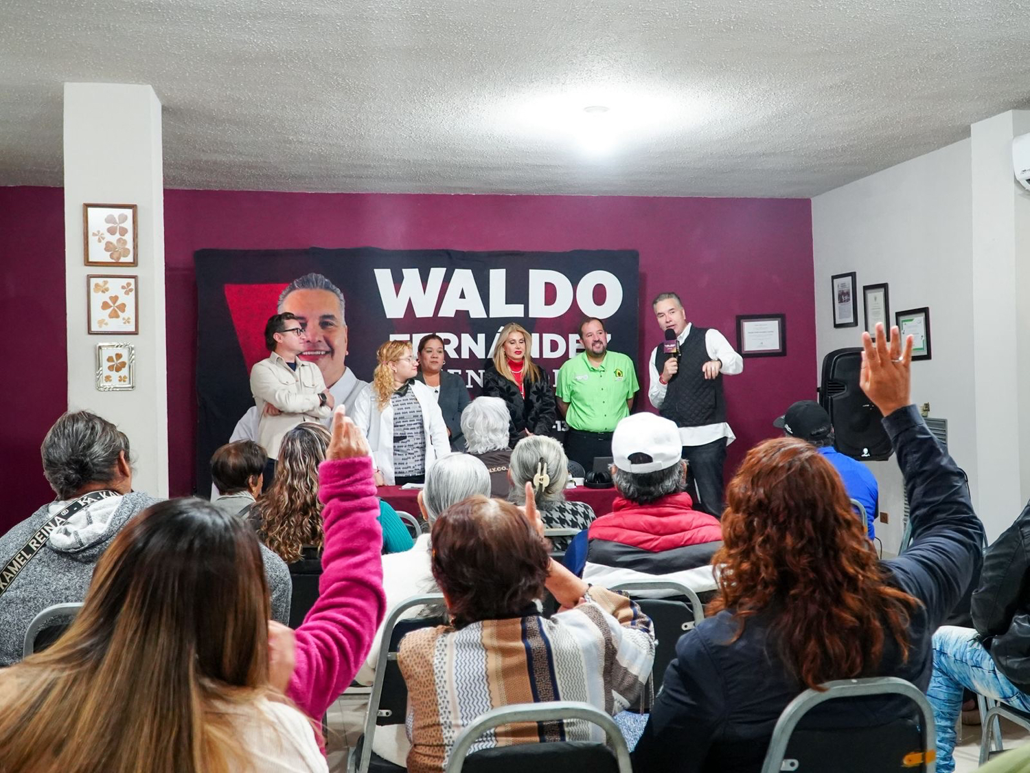 Entrega Waldo aparatos auditivos a personas con discapacidad