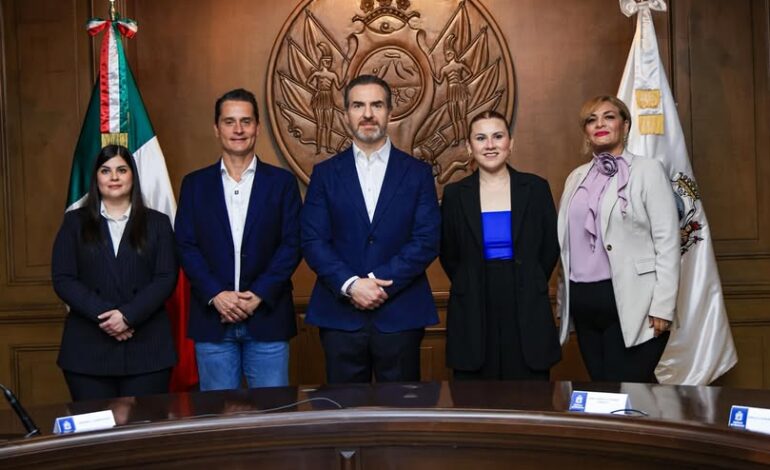 Realiza Adrián cambios en su Gabinete