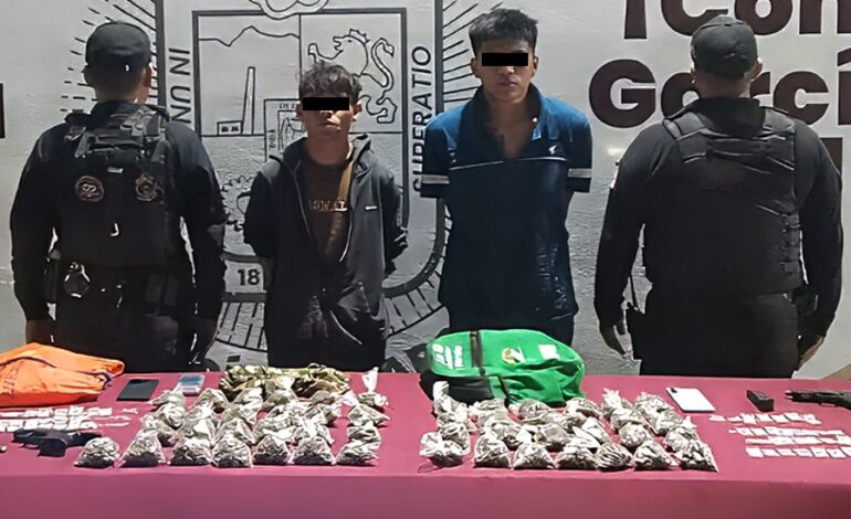 Mostraban armas cuando les caen policías de García