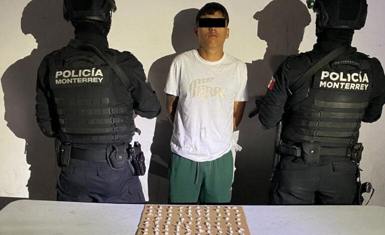 Lo agarran por orinar en la vía pública y al revisarlo, traía 111 bolsitas con cocaína