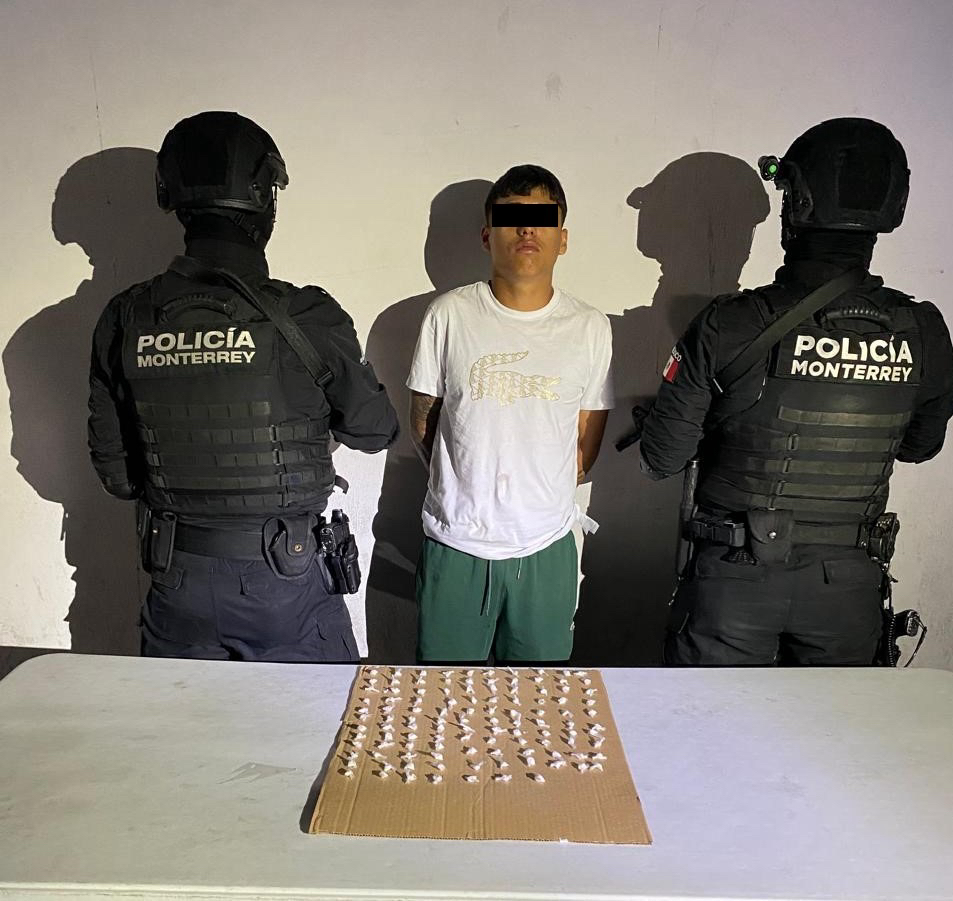 Lo agarran por orinar en la vía pública y al revisarlo, traía 111 bolsitas con cocaína
