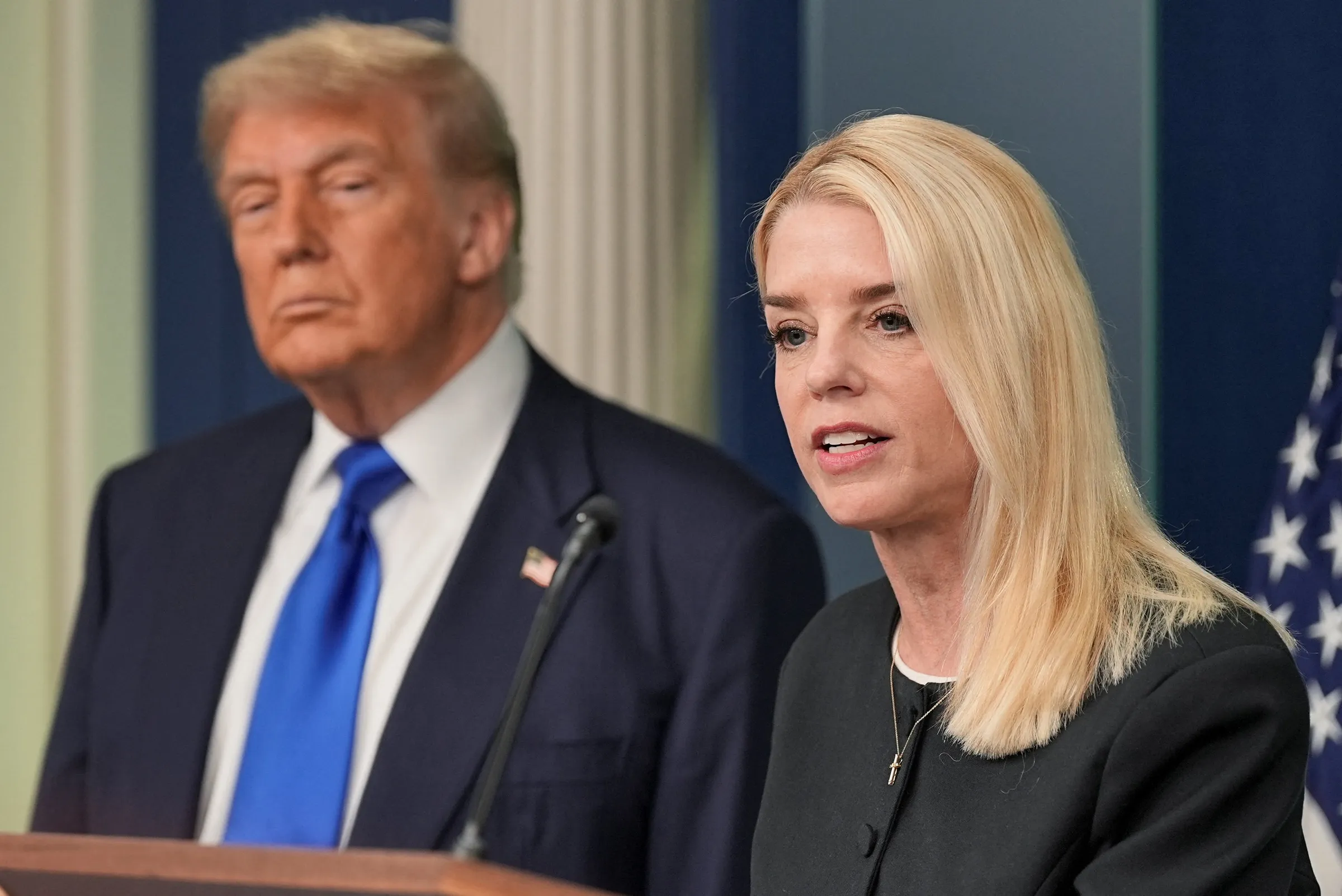 Destituye Trump a la fiscal general Pam Bondi
