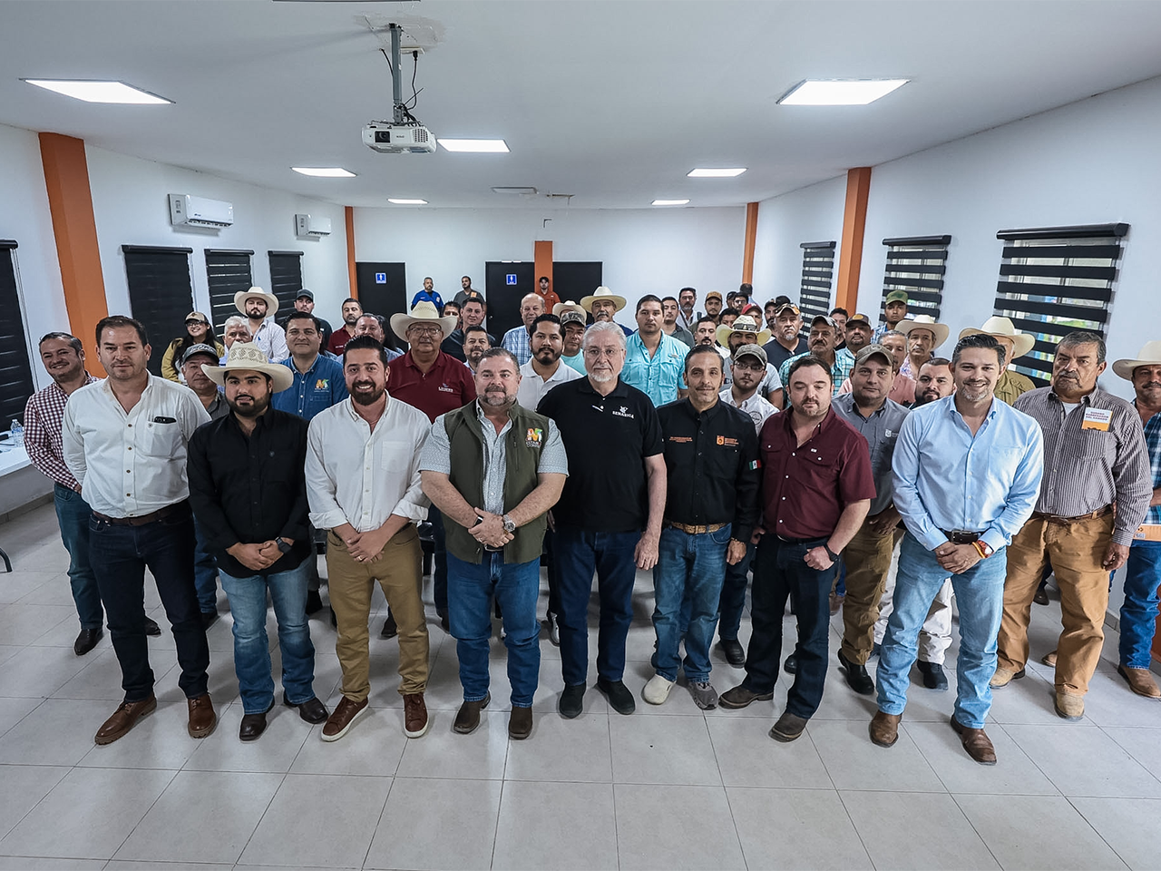 Ganaderos y veterinarios de 12 municipios harán sinergia con Estado y Federación contra el gusano barrenador