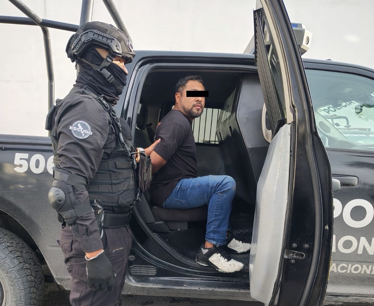Su charola de policía era falsa; la cárcel a la que va… ¡esa sí es de verdad!