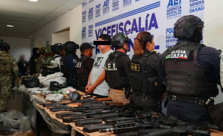 Capturan a líder delincuencial con arsenal, drogas y explosivos en Oaxaca