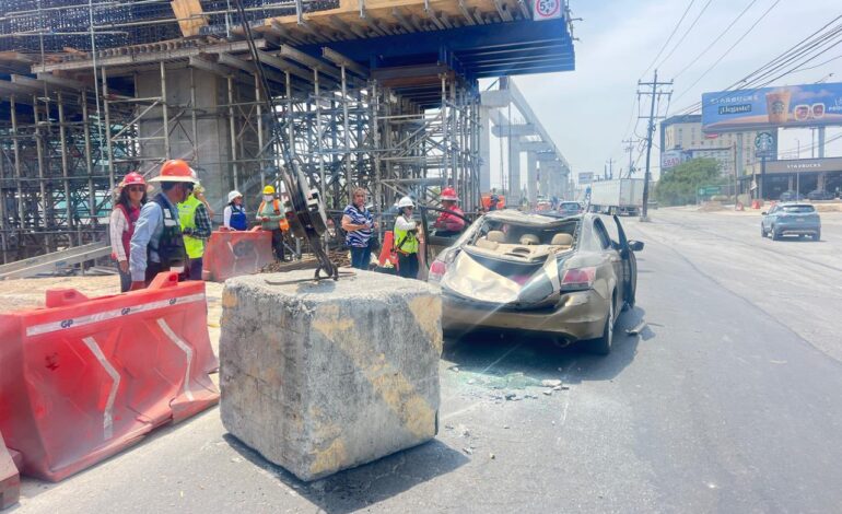 Aplasta contrapeso de grúa a vehículo en obras de Línea 6 en Apodaca