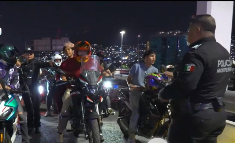 Tránsito Monterrey deja a pie a 61 motociclistas de una rodada por falta de documentos