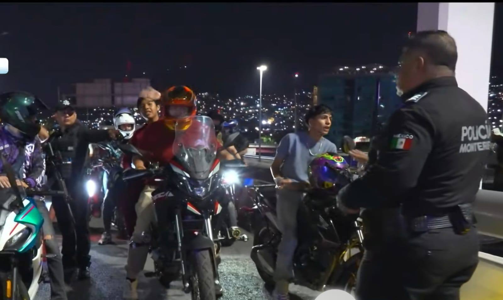 Tránsito Monterrey deja a pie a 61 motociclistas de una rodada por falta de documentos