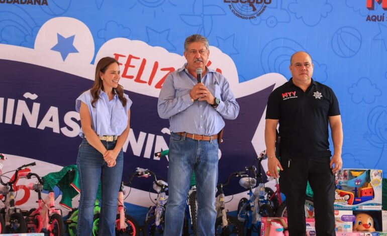 Festejan a hijos de policías y tránsitos del municipio de Monterrey