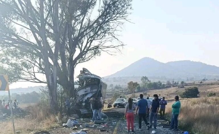 Fallecen 9 pasajeros al estrellarse autobús contra árbol en Querétaro