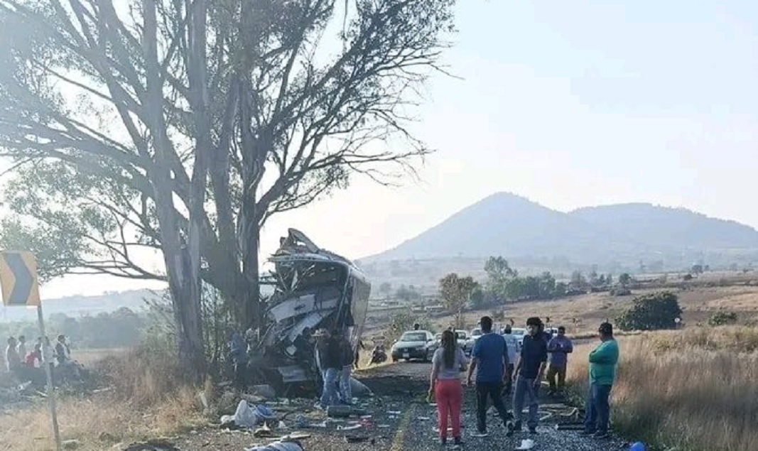 Fallecen 9 pasajeros al estrellarse autobús contra árbol en Querétaro
