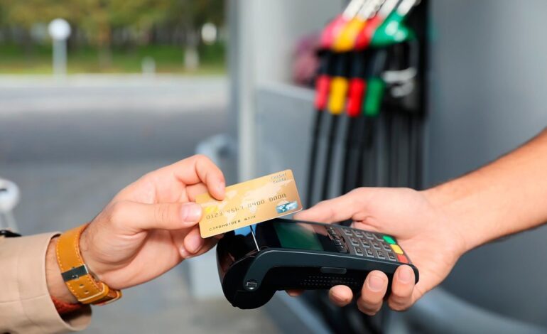 Anuncia Gobierno pacto con bancos para bajar comisiones en pagos de gasolina con tarjeta