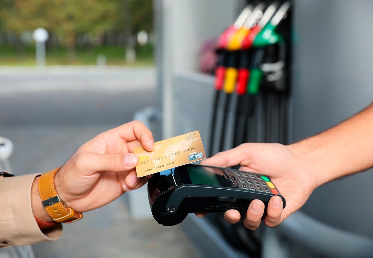 Anuncia Gobierno pacto con bancos para bajar comisiones en pagos de gasolina con tarjeta