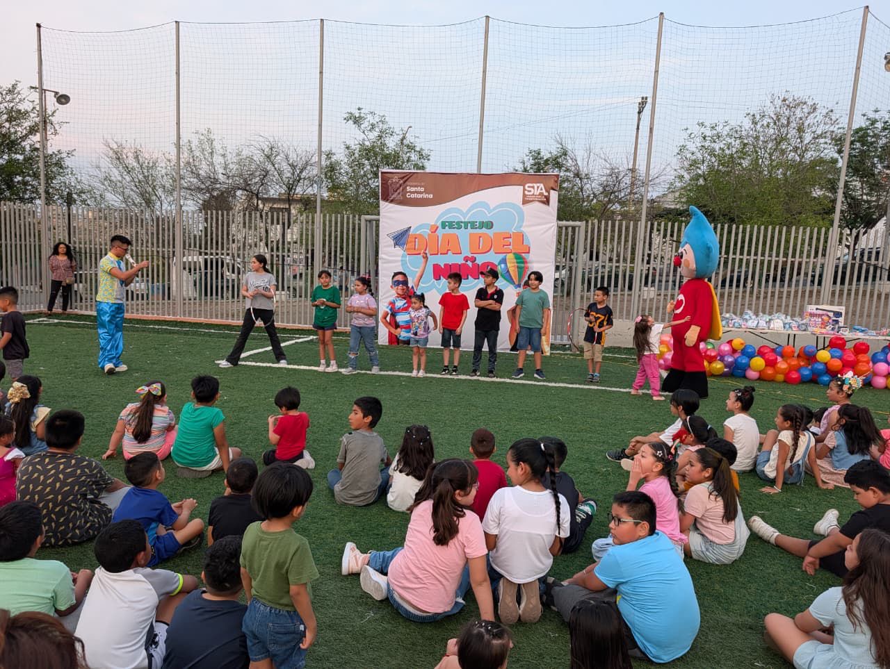 Disfrutan más de mil menores la semana del niño en Santa Catarina