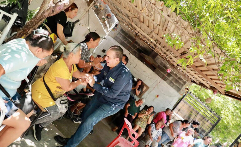 Atiende Heriberto Treviño a vecinos de Juárez“colonia por colonia”