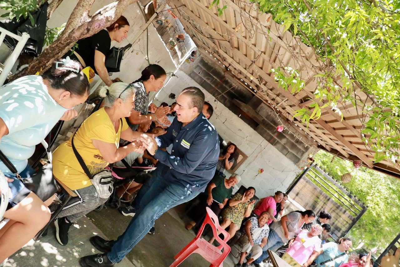 Atiende Heriberto Treviño a vecinos de Juárez“colonia por colonia”