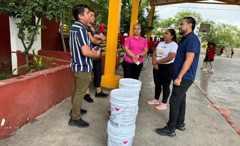 Entrega Miguel Lechuga material para mantenimiento de escuelas en Santa Catarina