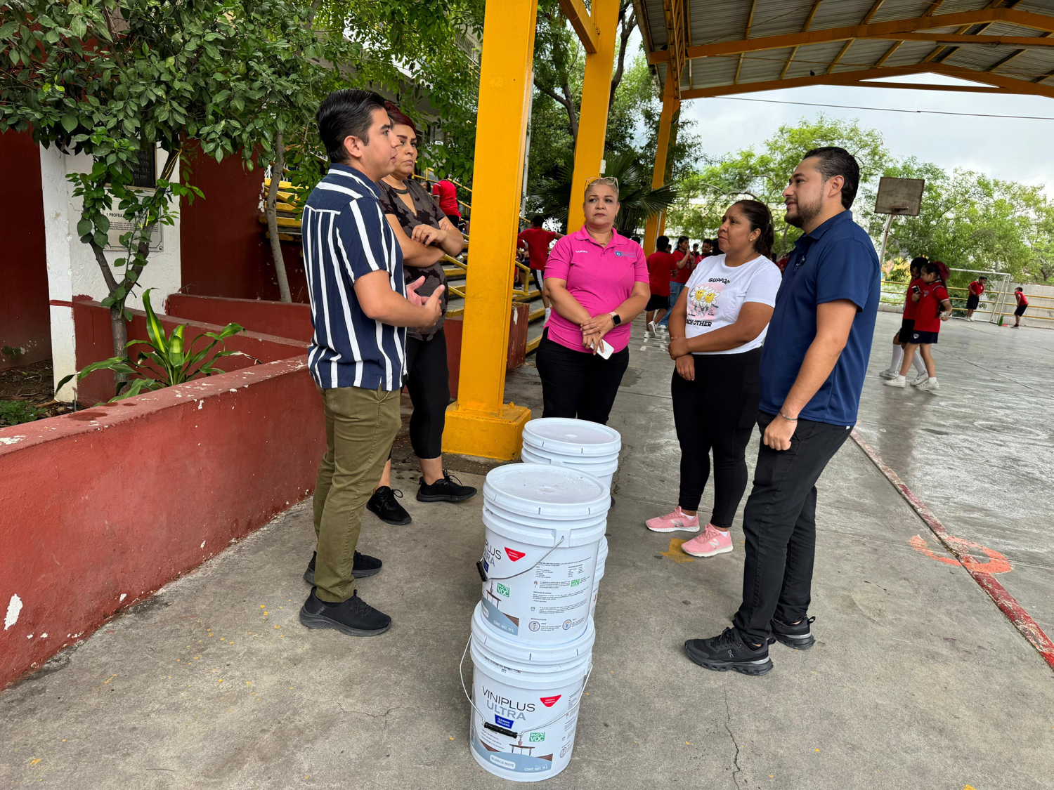 Entrega Miguel Lechuga material para mantenimiento de escuelas en Santa Catarina