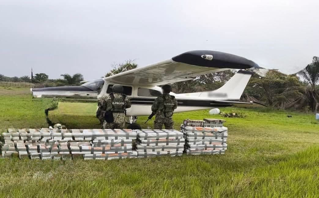 Decomisan avioneta con 636 kilos de cocaína en Tabasco