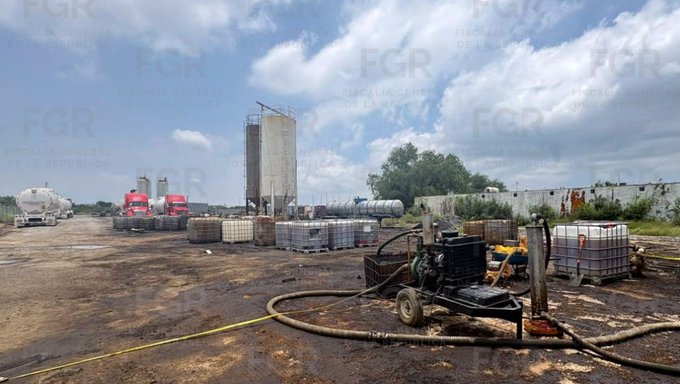 Revientan bodega de huachicol en Cadereyta; decomisan más de un millón de litros del combustible