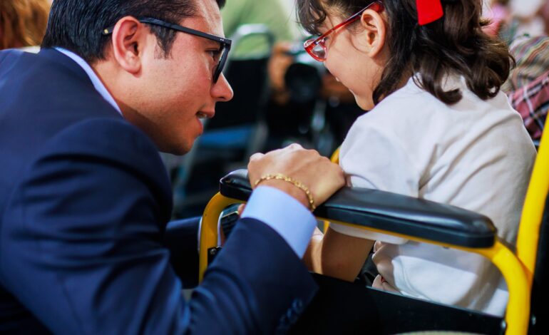 Entrega Felix Arratia aparatos de movilidad y fortalece apoyo a personas con discapacidad