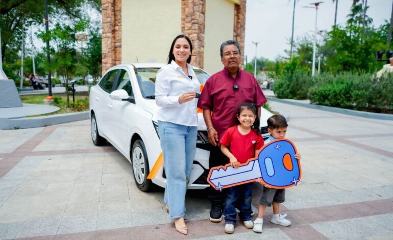 Entrega Mónica Oyervides automóvil al ganador del Sorteo del Predial para Contribuyentes Cumplidos 2026