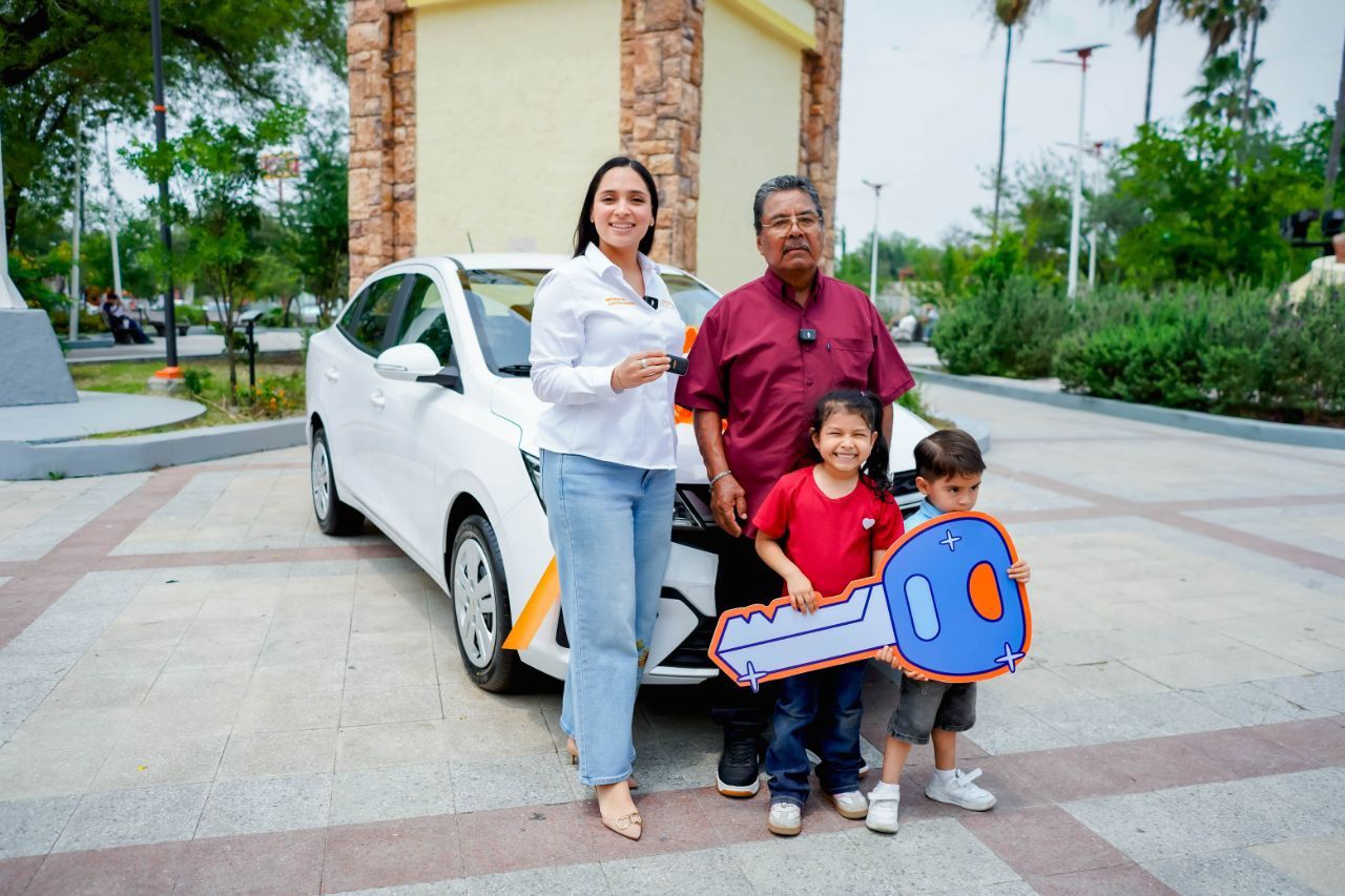 Entrega Mónica Oyervides automóvil al ganador del Sorteo del Predial para Contribuyentes Cumplidos 2026