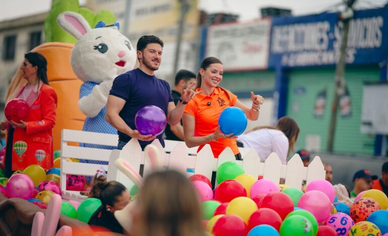 Celebran Gobernador y su esposa a niños y niñas con desfiles multicolor en Monterrey