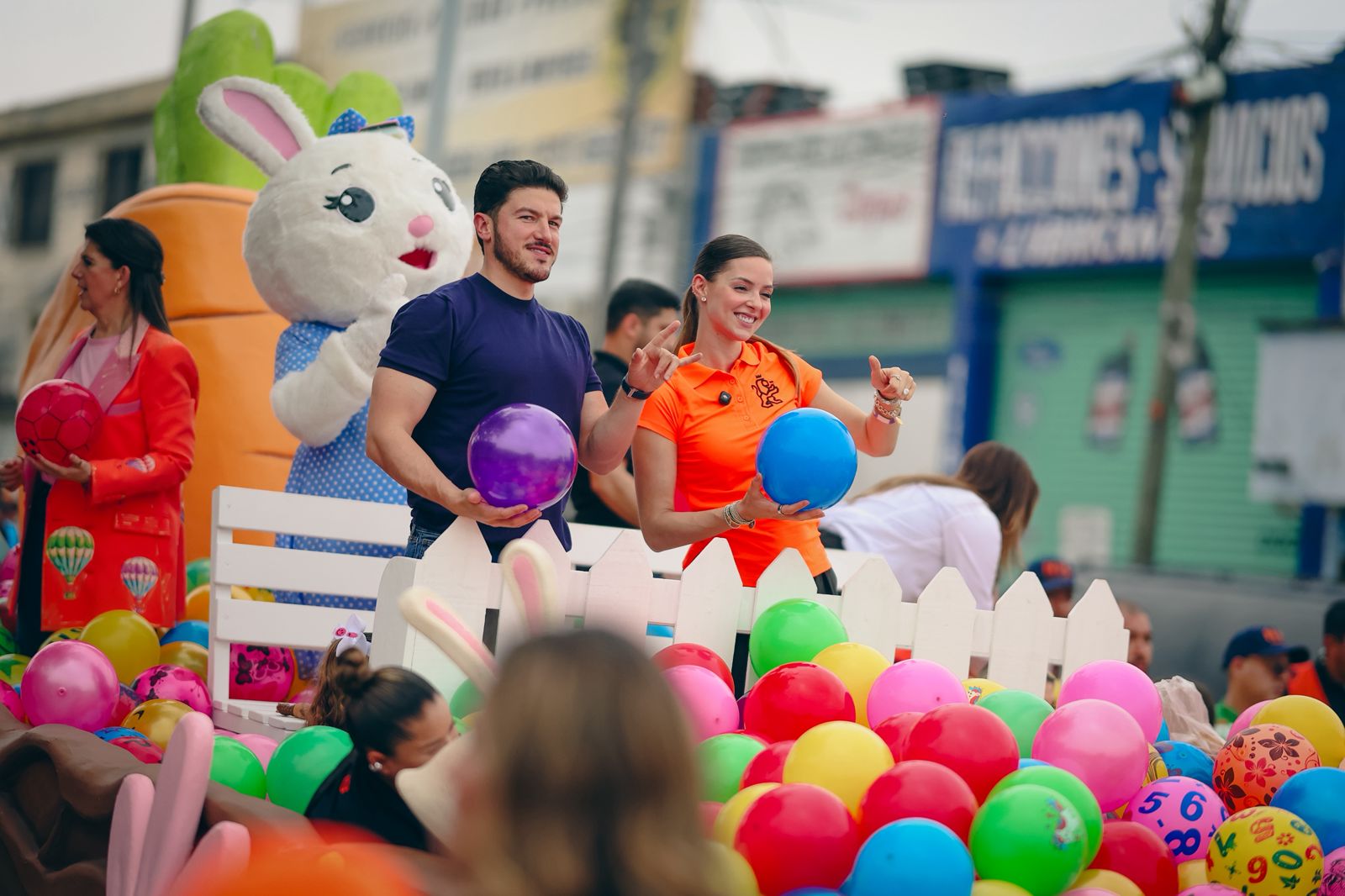 Celebran Gobernador y su esposa a niños y niñas con desfiles multicolor en Monterrey