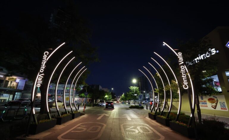 Instala San Pedro arcos iluminados en Centrito Valle
