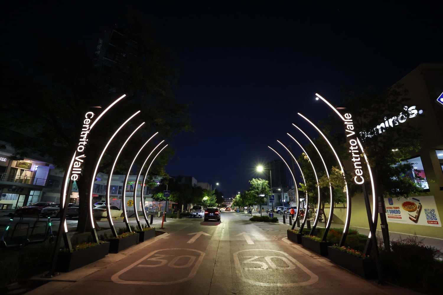 Instala San Pedro arcos iluminados en Centrito Valle