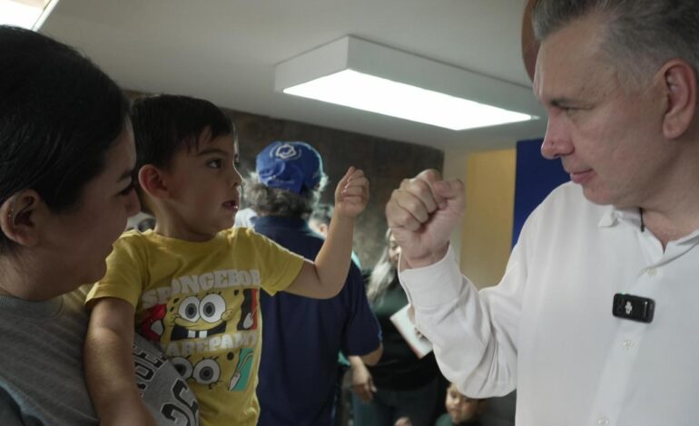 Impulsa Waldo Fernández cirugías infantiles con donativo a Fundación Casa Azul