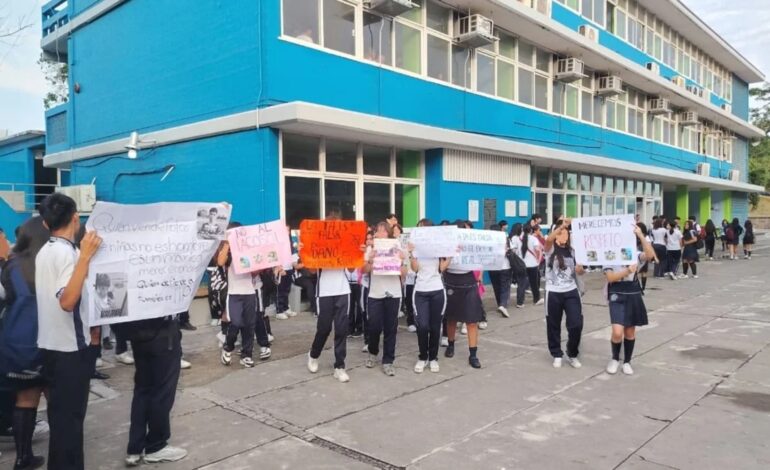 Denuncian alumnas de secundaria de Veracruz manipulación de fotografías con fines sexuales