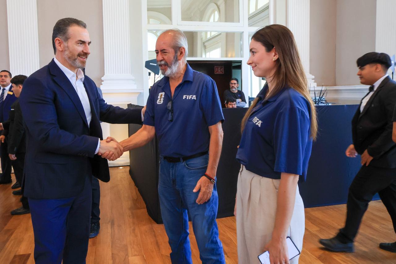 Presenta Adrián de la Garza al Comité de FIFA acciones con miras al Mundial