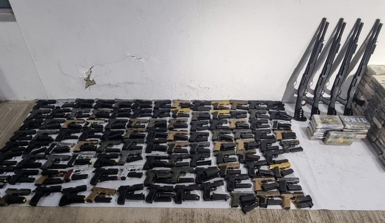 Decomisan en cateo en Chiapas, más de 150 armas, 687 kilos de coca y granadas