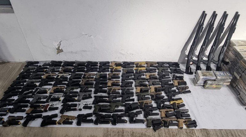 Decomisan en cateo en Chiapas, más de 150 armas, 687 kilos de coca y granadas
