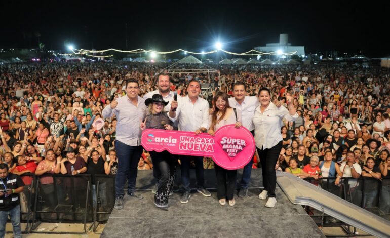 Miles de mamás de García disfrutan de su festejo