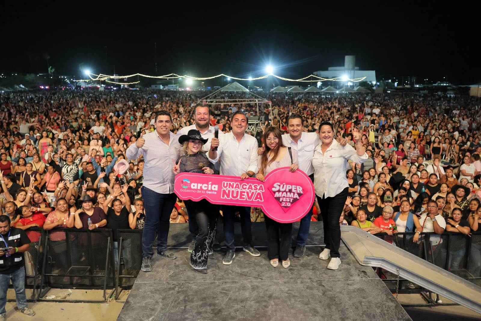 Miles de mamás de García disfrutan de su festejo