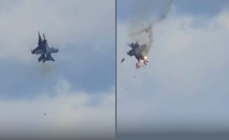 Infierno en el aire: chocan dos aviones de la Marina de EU en exhibición