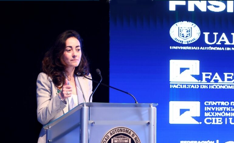 Reflexionan economistas de la UANL sobre influencia de la IA y el sindicalismo