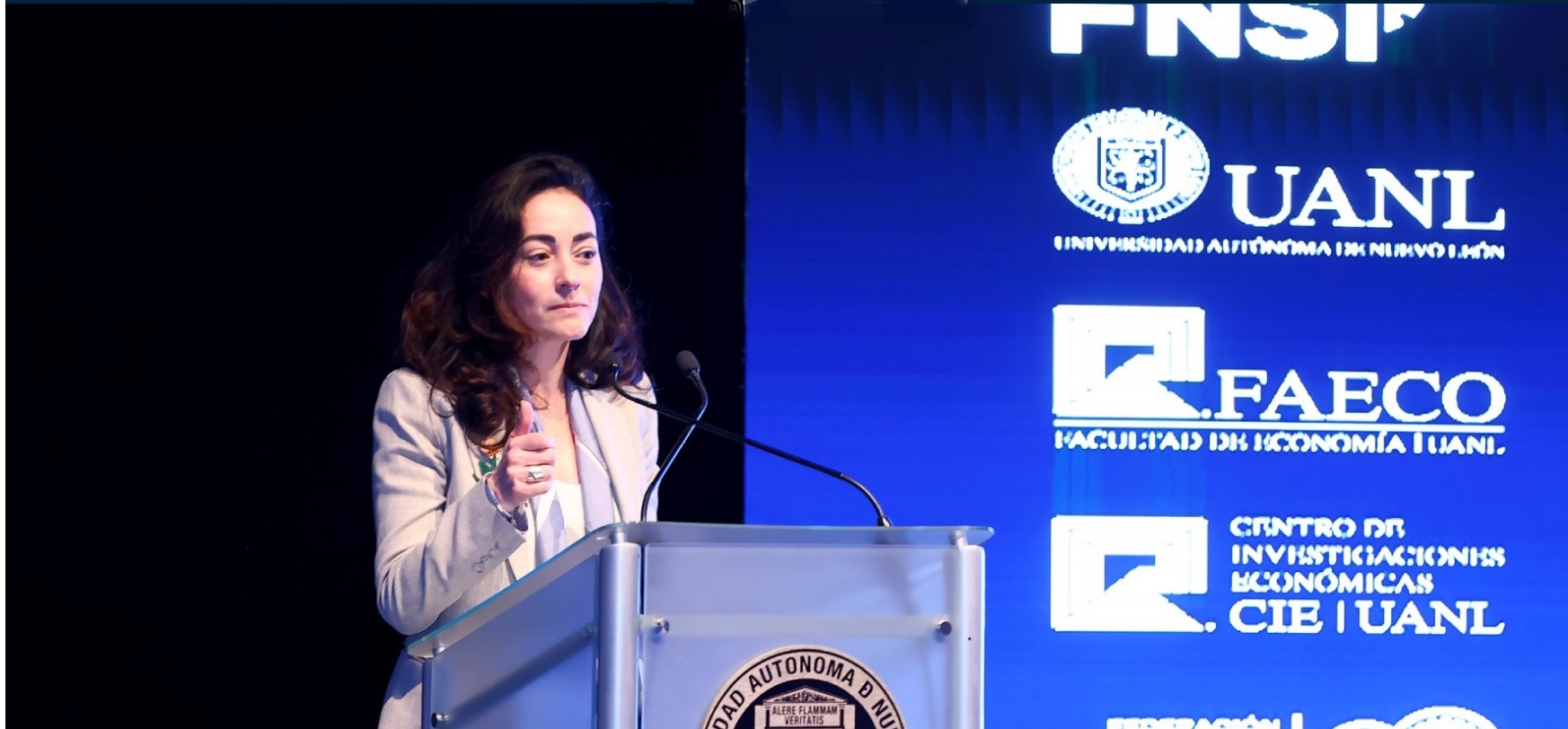 Reflexionan economistas de la UANL sobre influencia de la IA y el sindicalismo