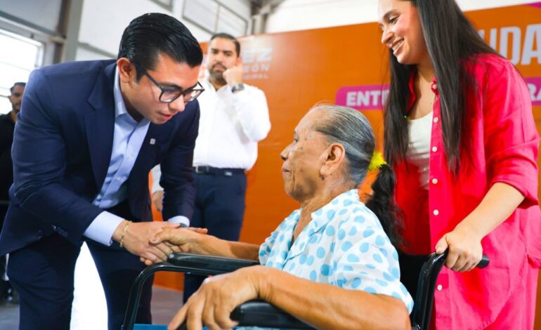 Entrega Gobierno aparatos y apoyos a personas con discapacidad