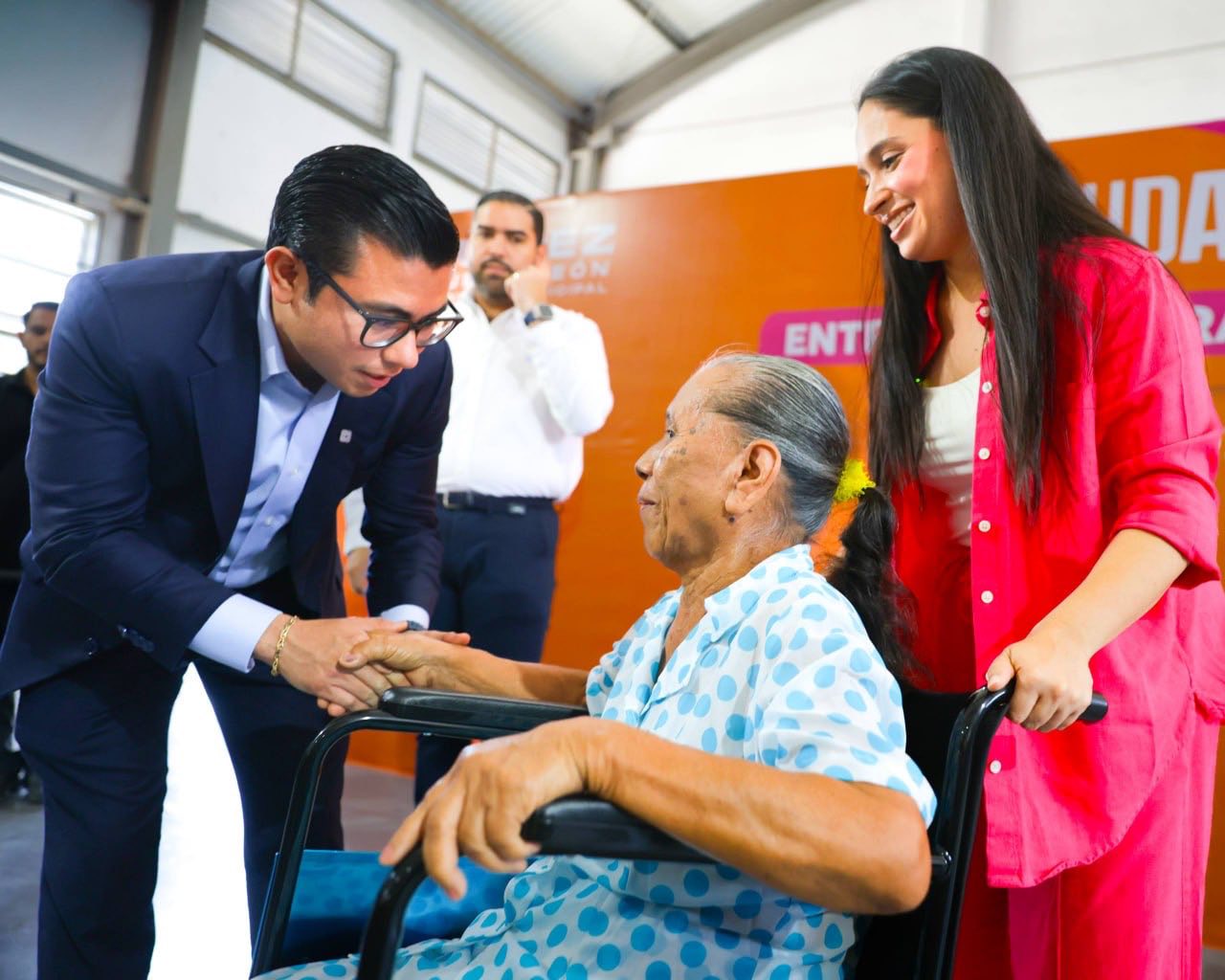 Entrega Gobierno aparatos y apoyos a personas con discapacidad