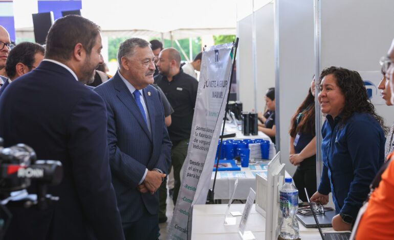 Impulsa UANL vinculación con empresas en Feria Laboral 2026