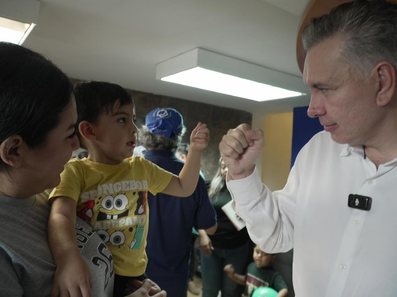 Impulsa Waldo Fernández cirugías infantiles con donativo a Fundación Casa Azul