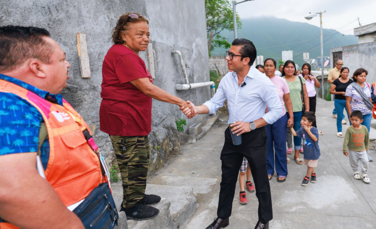 Supervisa Félix Arratia construcción de nuevo andador peatonal en Monterrey