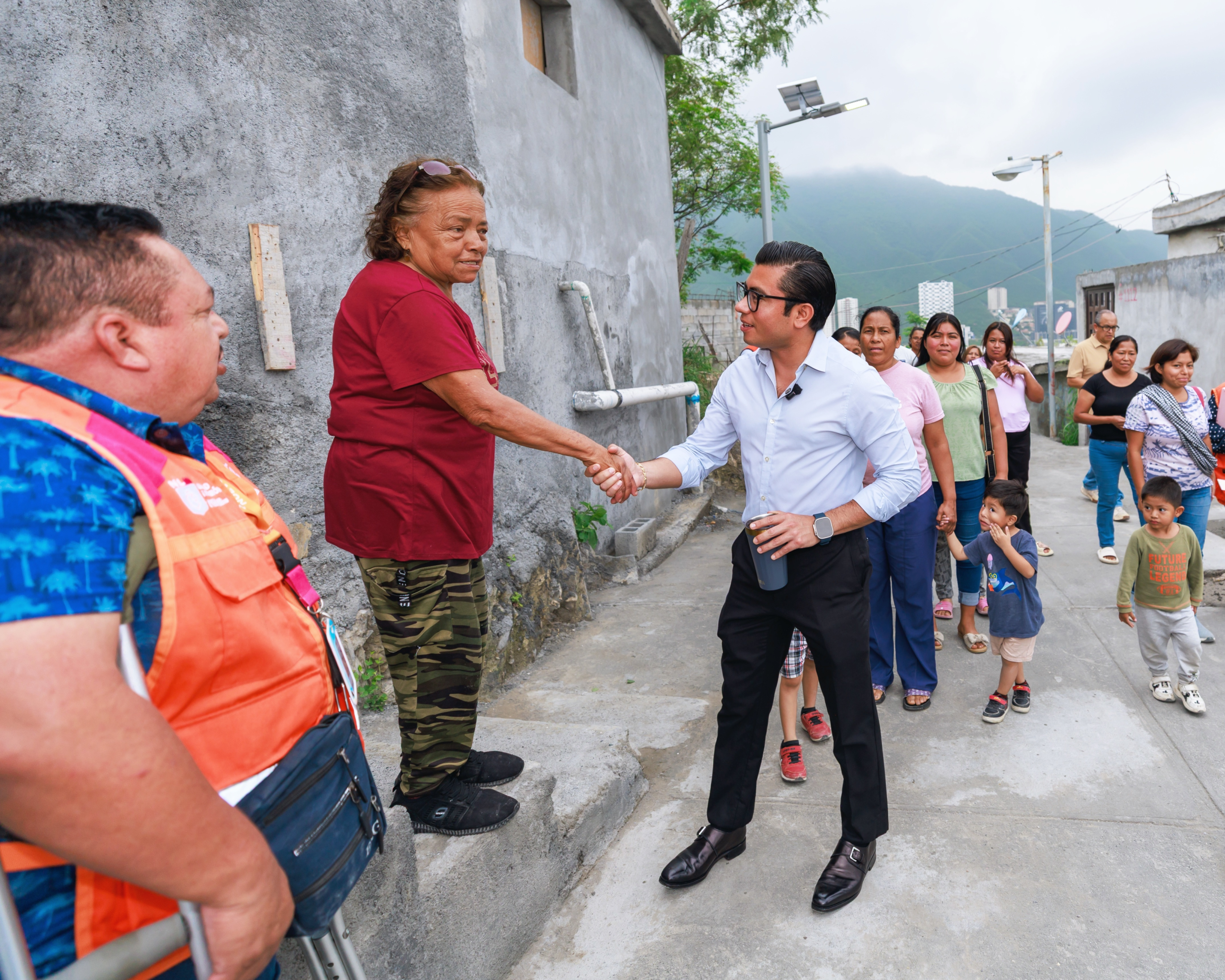 Supervisa Félix Arratia construcción de nuevo andador peatonal en Monterrey