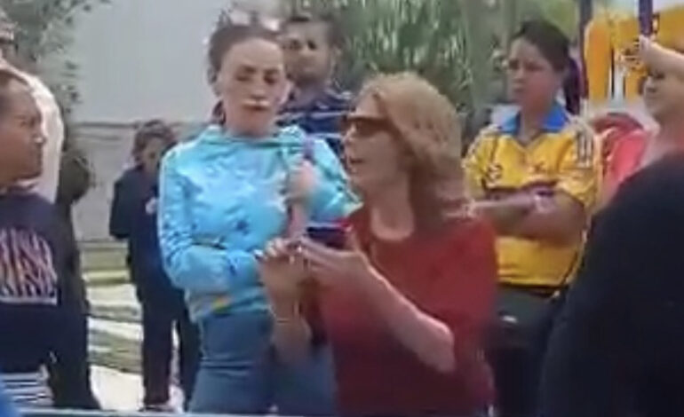 Tatiana Clouthier acude a repartir juguetes y vecinas le recriminan cercanía con Rocha Moya